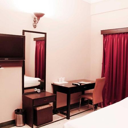 The Down Town Hotel Hyderabad Esterno foto