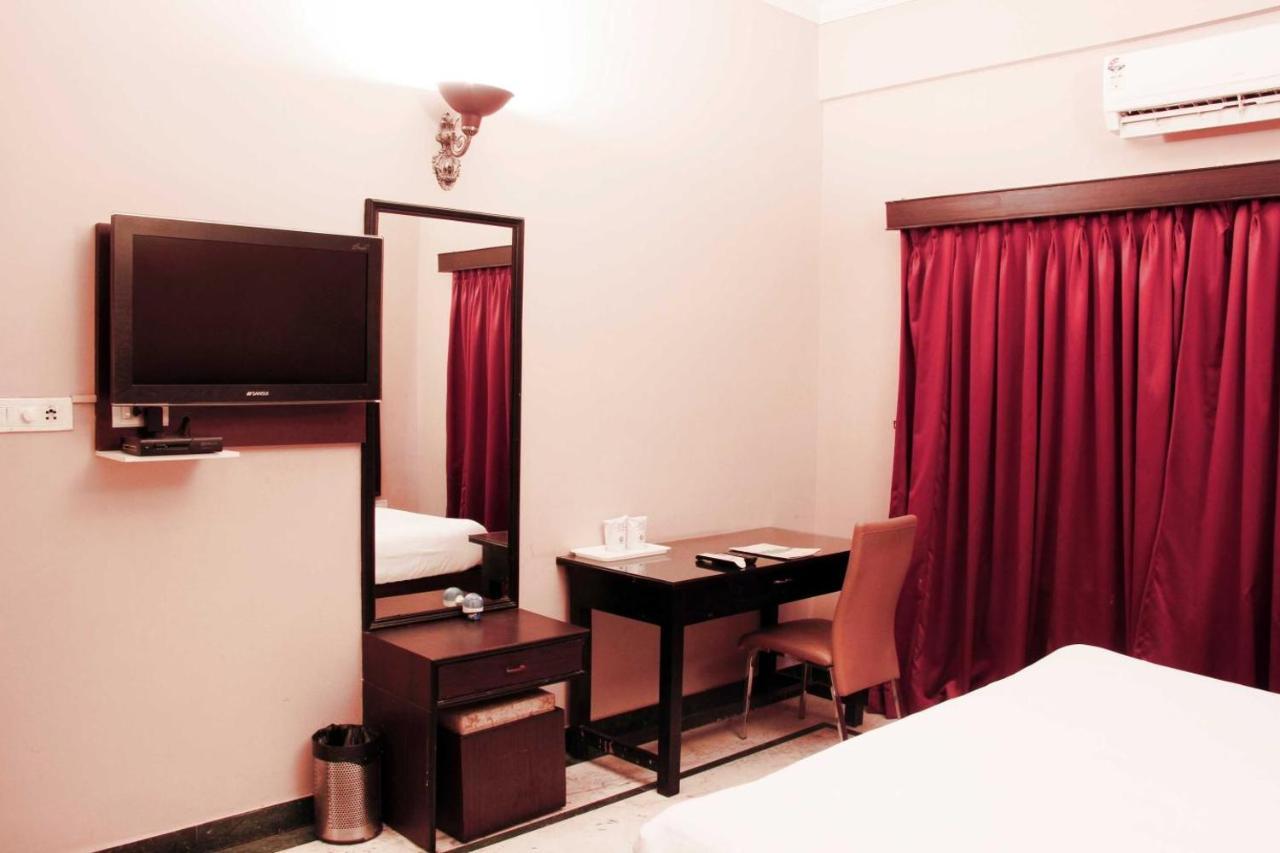 The Down Town Hotel Hyderabad Esterno foto