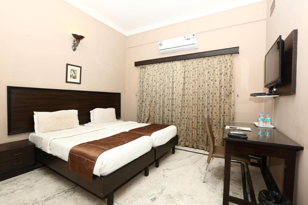 The Down Town Hotel Hyderabad Esterno foto
