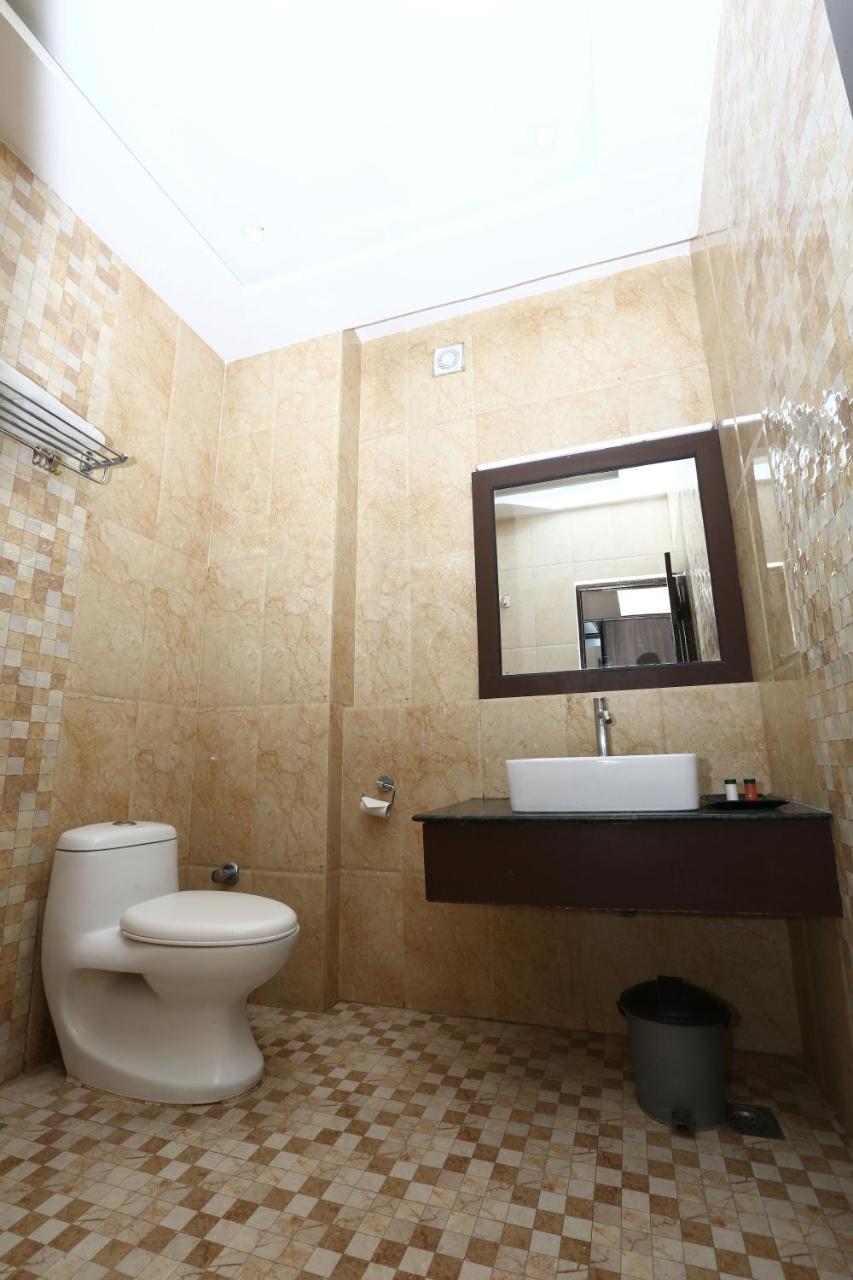 The Down Town Hotel Hyderabad Esterno foto