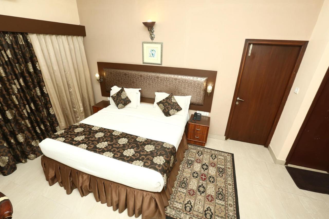 The Down Town Hotel Hyderabad Esterno foto