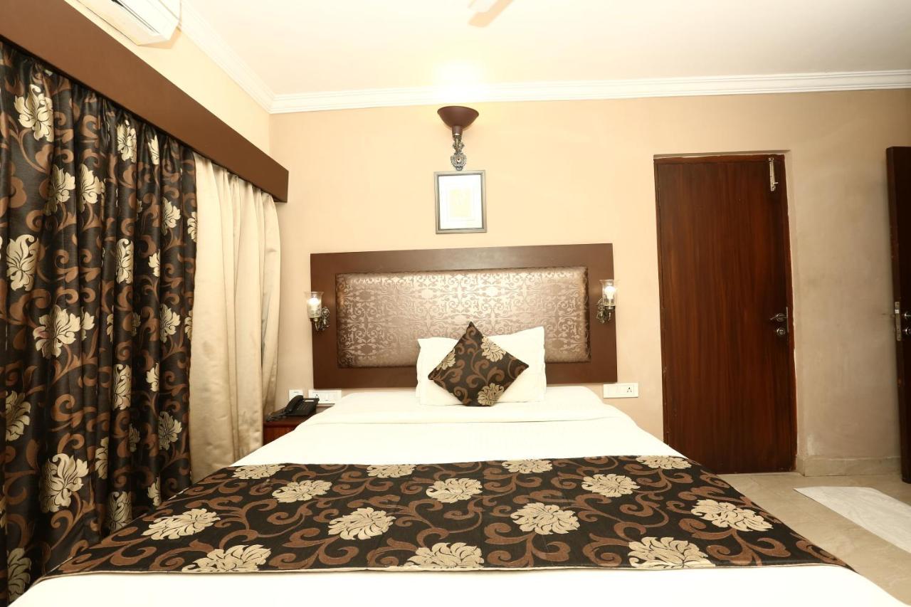The Down Town Hotel Hyderabad Esterno foto
