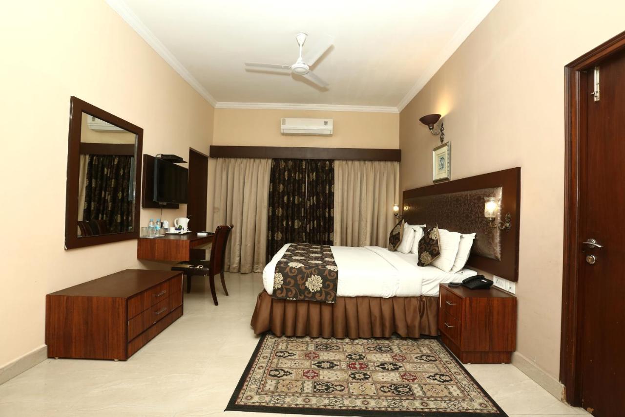 The Down Town Hotel Hyderabad Esterno foto