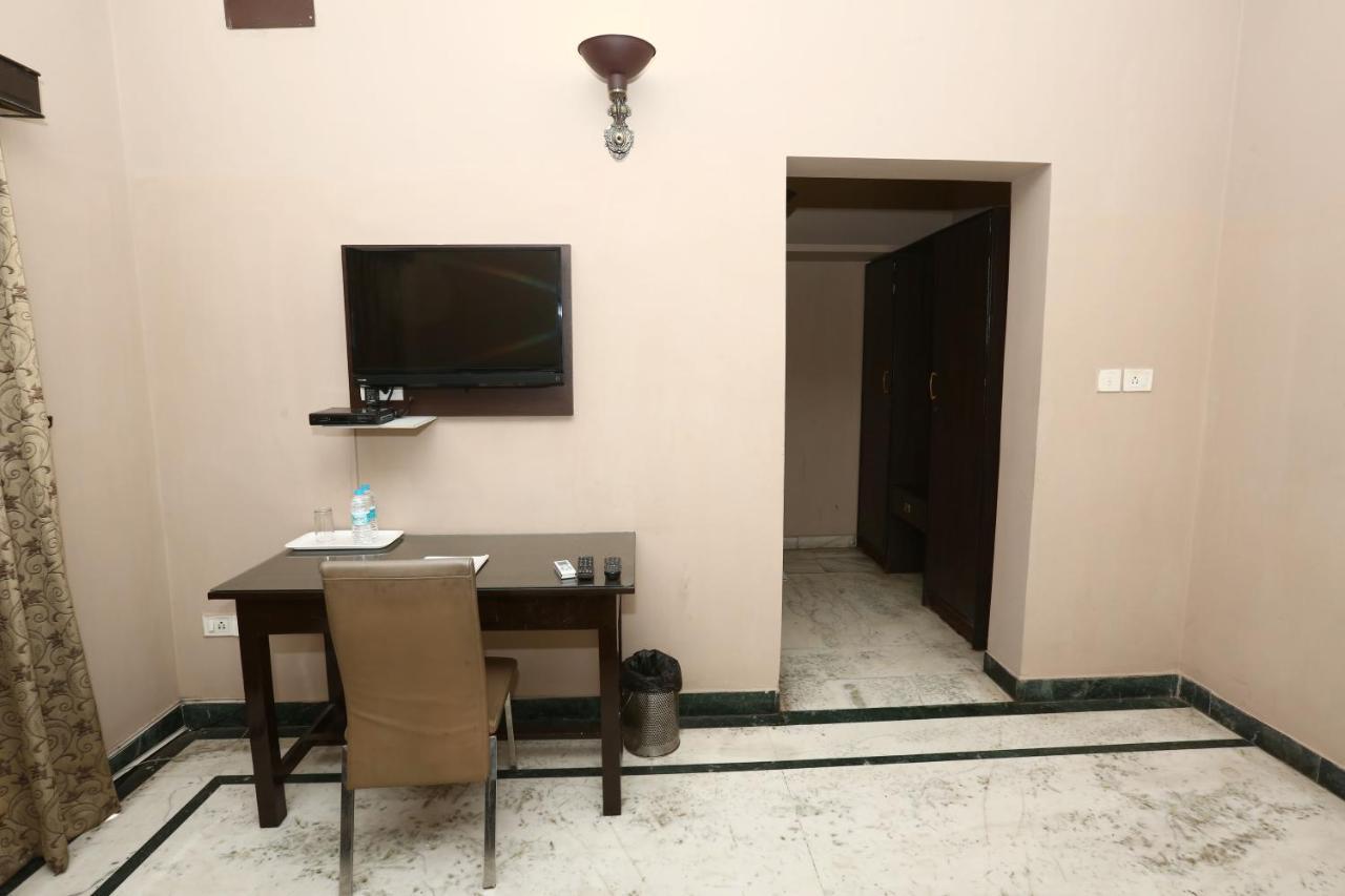 The Down Town Hotel Hyderabad Esterno foto