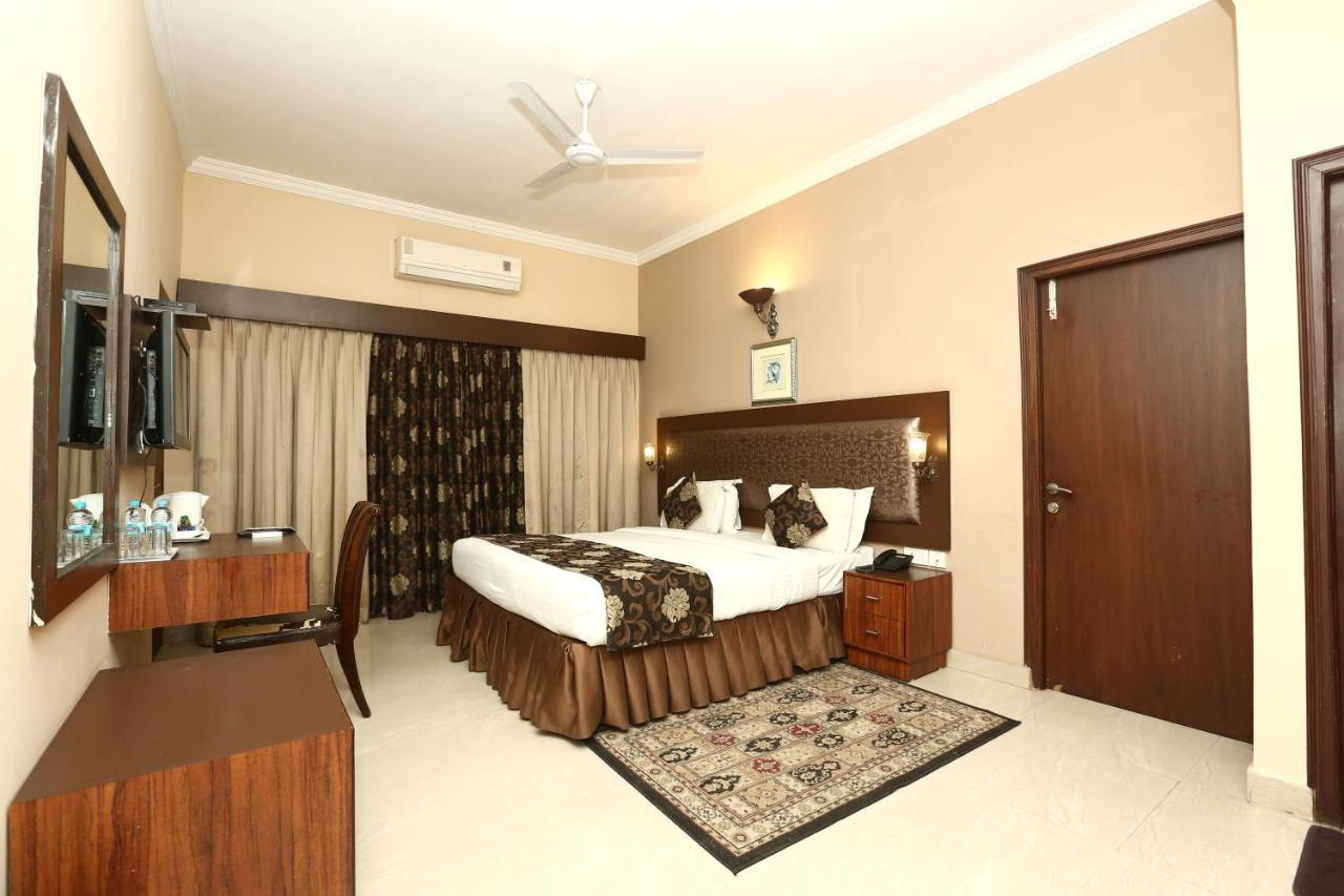 The Down Town Hotel Hyderabad Esterno foto