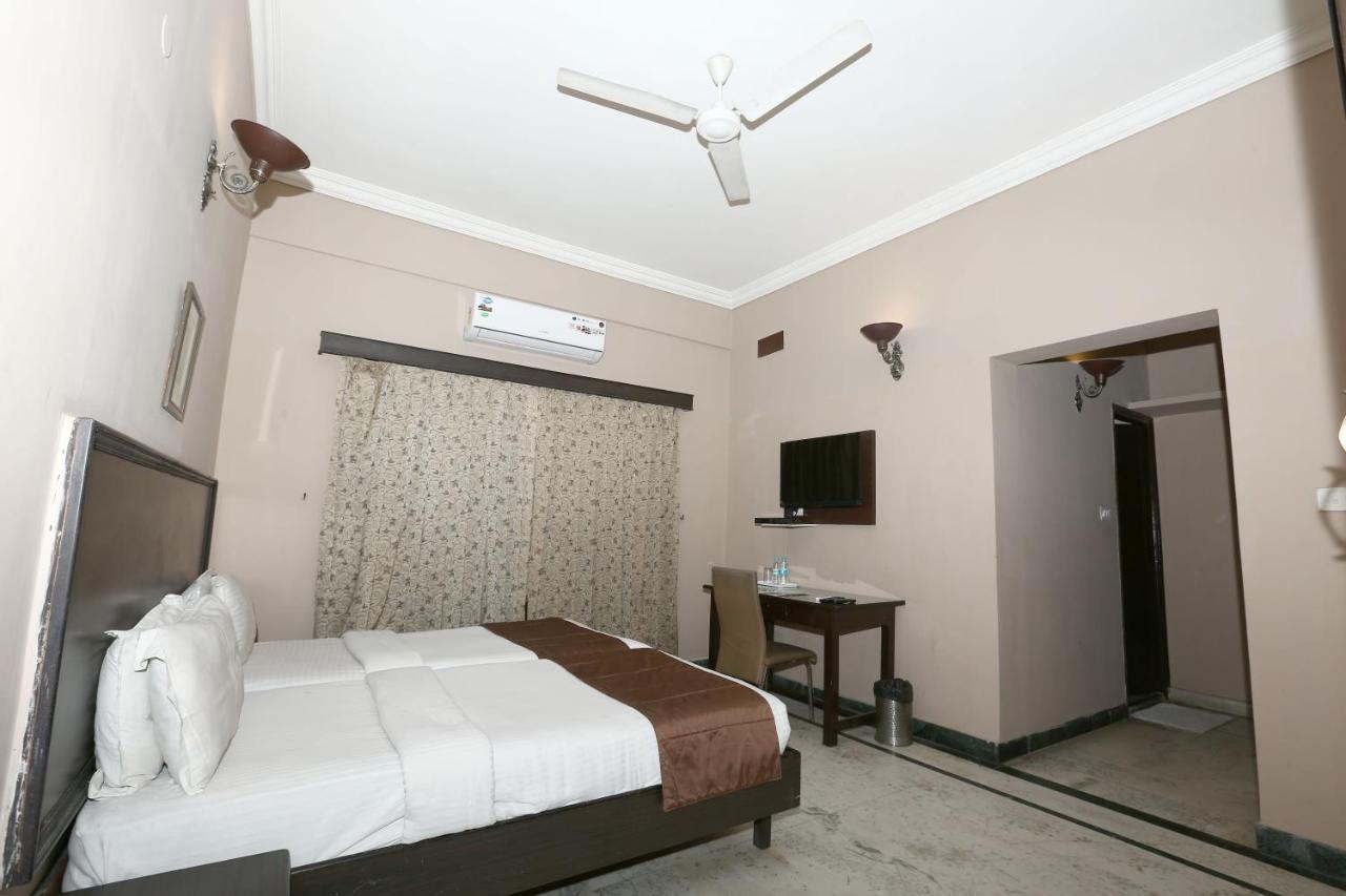 The Down Town Hotel Hyderabad Esterno foto