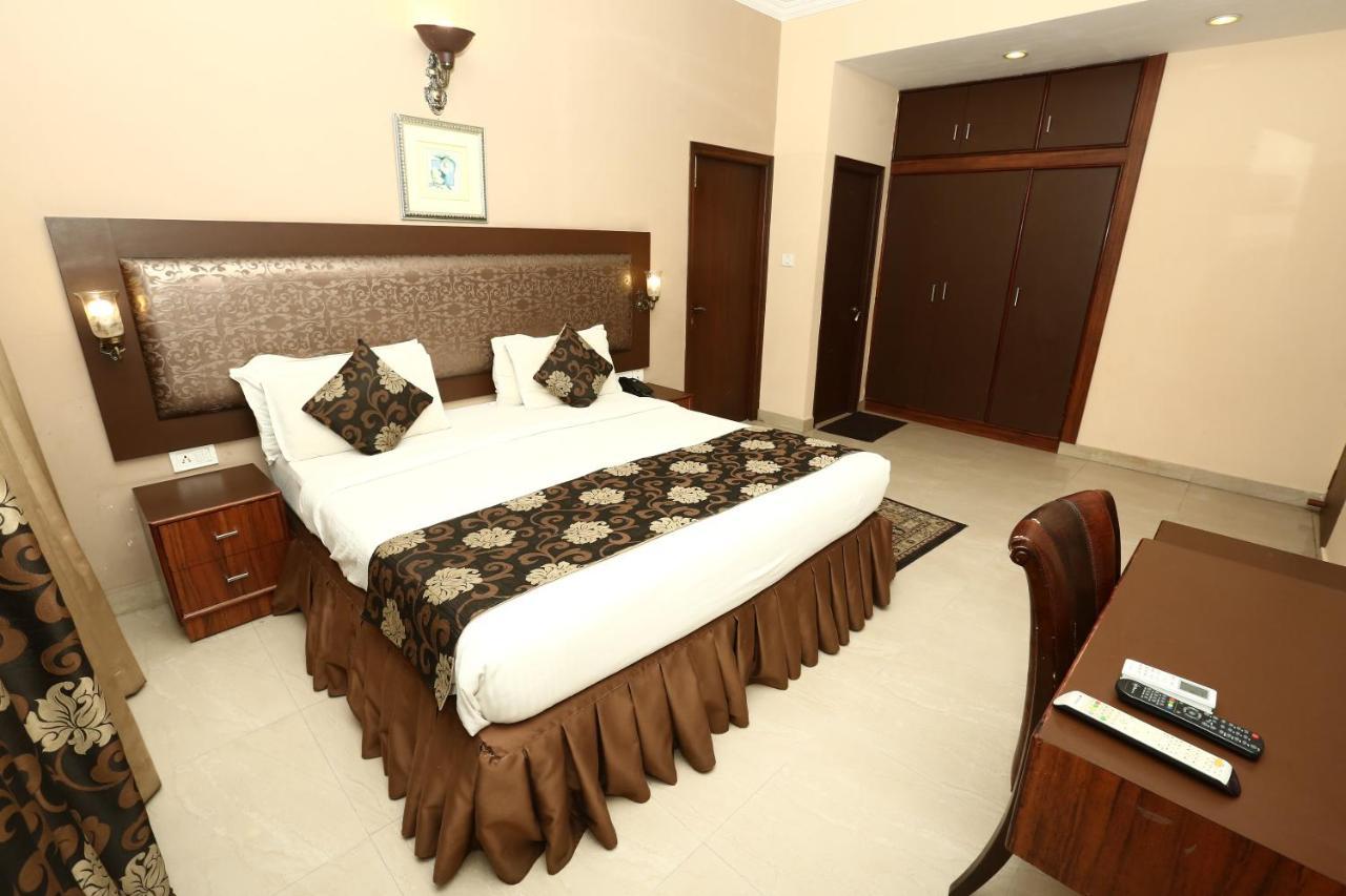 The Down Town Hotel Hyderabad Esterno foto